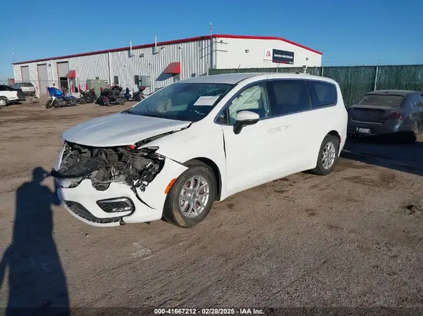 2C4RC1BG3PR529327 2023 CHRYSLER PACIFICA - Image 2