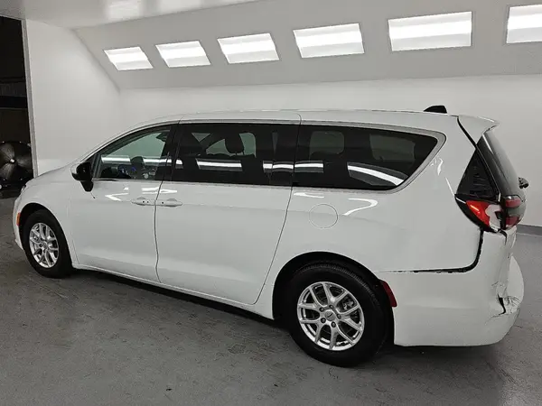 2C4RC1BG3PR585865 2023 CHRYSLER PACIFICA - Image 2
