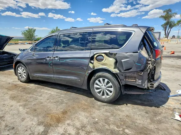 2C4RC1BG4HR513090 2017 CHRYSLER PACIFICA - Image 2