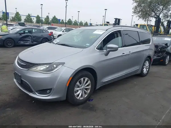 2C4RC1BG4HR569868 2017 CHRYSLER PACIFICA - Image 2