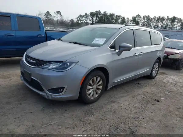 2C4RC1BG4HR598187 2017 CHRYSLER PACIFICA - Image 2