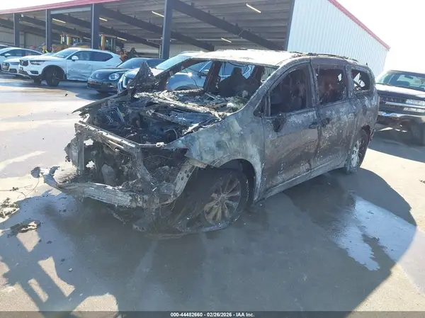 2C4RC1BG4HR608068 2017 CHRYSLER PACIFICA - Image 2