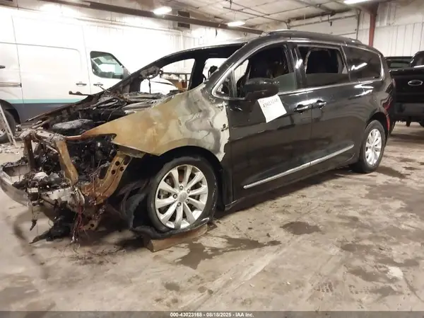 2C4RC1BG4HR609592 2017 CHRYSLER PACIFICA - Image 2