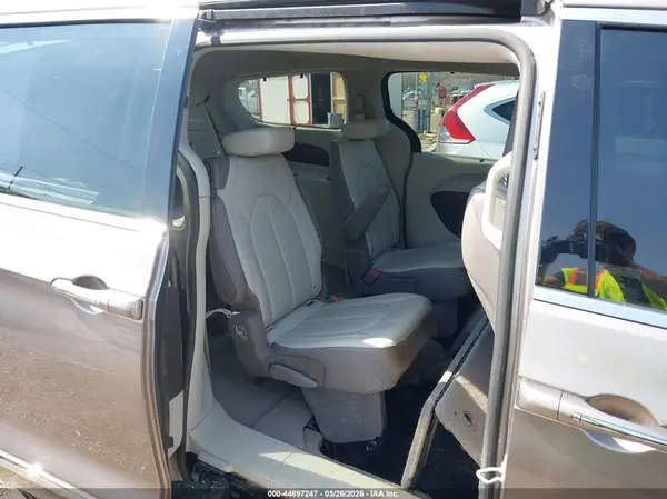 2C4RC1BG4HR610421 2017 CHRYSLER PACIFICA - Image 8
