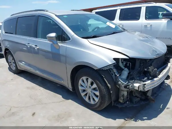 2C4RC1BG4HR613173 2017 CHRYSLER PACIFICA - Image 1