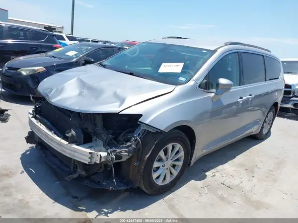 2C4RC1BG4HR613173 2017 CHRYSLER PACIFICA - Image 2