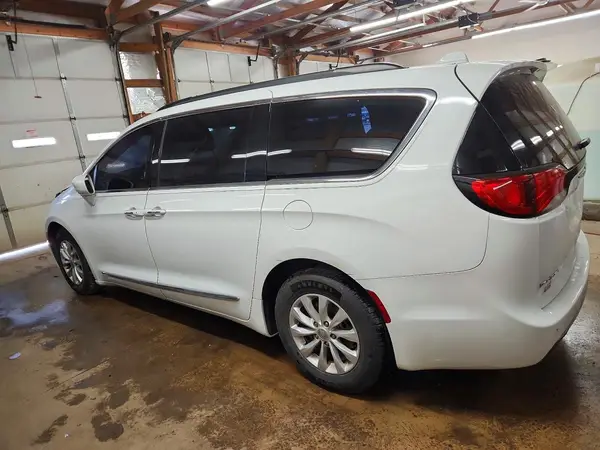 2C4RC1BG4HR613917 2017 CHRYSLER PACIFICA - Image 2