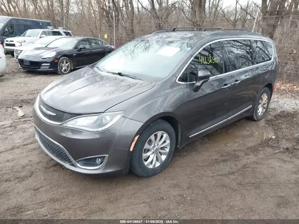 2C4RC1BG4HR621726 2017 CHRYSLER PACIFICA - Image 2