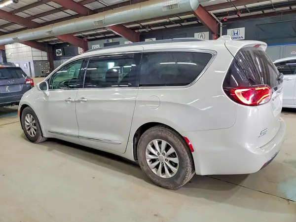 2C4RC1BG4HR670635 2017 CHRYSLER PACIFICA - Image 2