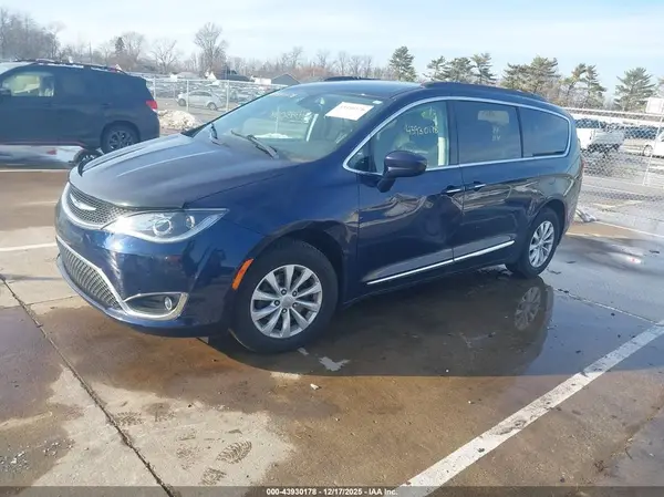2C4RC1BG4HR705660 2017 CHRYSLER PACIFICA - Image 2