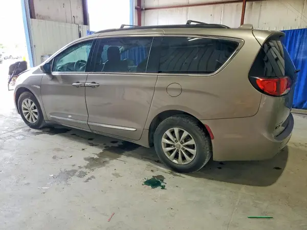 2C4RC1BG4HR733698 2017 CHRYSLER PACIFICA - Image 2