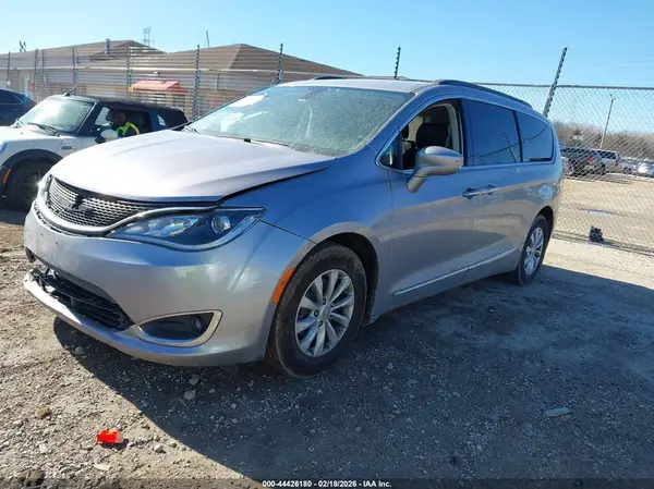 2C4RC1BG4HR738996 2017 CHRYSLER PACIFICA - Image 2