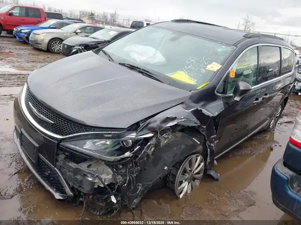2C4RC1BG4HR794470 2017 CHRYSLER PACIFICA - Image 2