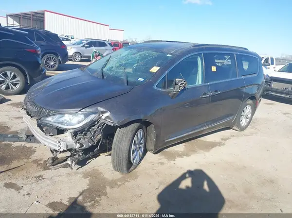 2C4RC1BG4HR794551 2017 CHRYSLER PACIFICA - Image 2
