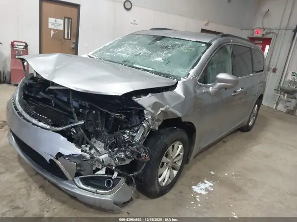 2C4RC1BG4HR811476 2017 CHRYSLER PACIFICA - Image 2