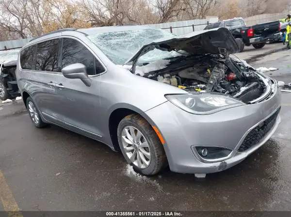 2C4RC1BG4HR815916 2017 CHRYSLER PACIFICA - Image 1