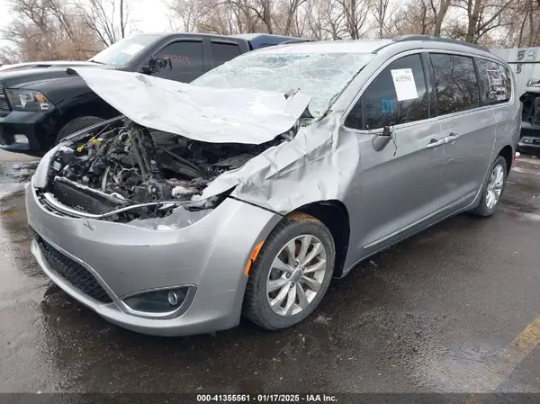 2C4RC1BG4HR815916 2017 CHRYSLER PACIFICA - Image 2