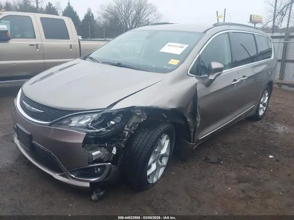 2C4RC1BG4HR823336 2017 CHRYSLER PACIFICA - Image 2