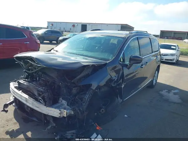 2C4RC1BG4JR233420 2018 CHRYSLER PACIFICA - Image 2