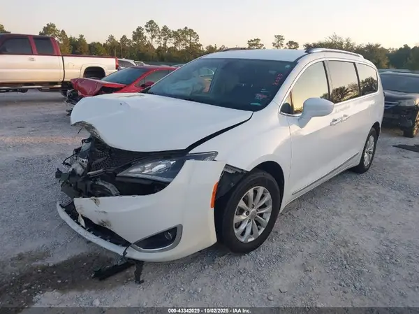 2C4RC1BG4JR246085 2018 CHRYSLER PACIFICA - Image 2