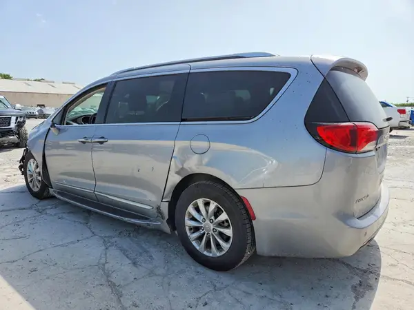 2C4RC1BG4JR261010 2018 CHRYSLER PACIFICA - Image 2