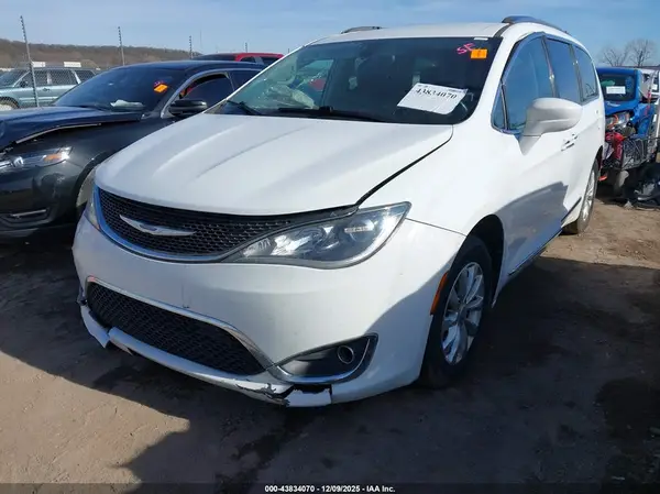 2C4RC1BG4KR582997 2019 CHRYSLER PACIFICA - Image 2