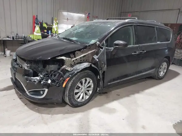 2C4RC1BG4KR609017 2019 CHRYSLER PACIFICA - Image 2
