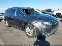 2C4RC1BG4KR700739 2019 CHRYSLER PACIFICA