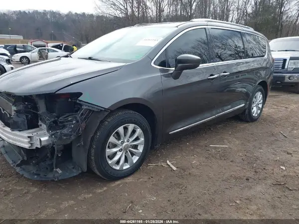 2C4RC1BG4KR704726 2019 CHRYSLER PACIFICA - Image 2