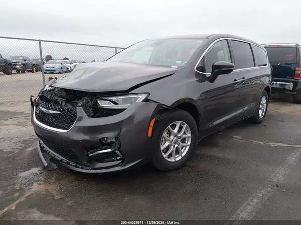 2C4RC1BG4PR546461 2023 CHRYSLER PACIFICA - Image 2