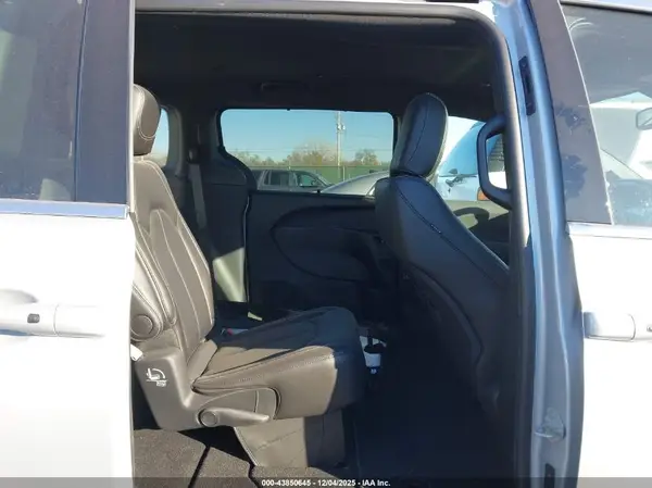 2C4RC1BG4TR174629 2026 CHRYSLER PACIFICA - Image 8