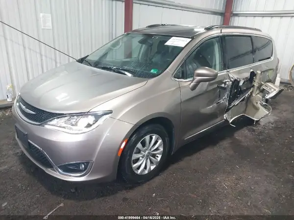 2C4RC1BG5HR565540 2017 CHRYSLER PACIFICA - Image 2
