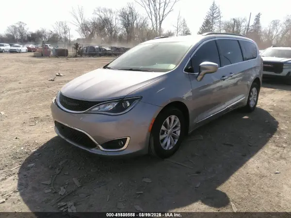 2C4RC1BG5HR576005 2017 CHRYSLER PACIFICA - Image 2