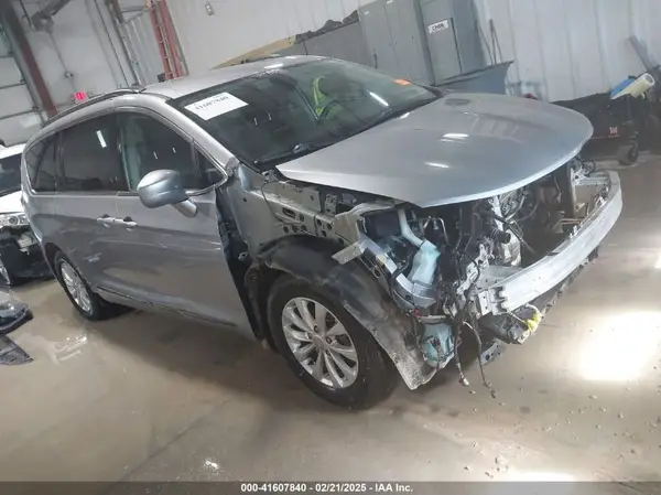 2C4RC1BG5HR621217 2017 CHRYSLER PACIFICA - Image 1