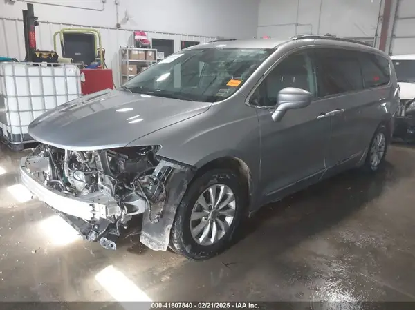 2C4RC1BG5HR621217 2017 CHRYSLER PACIFICA - Image 2