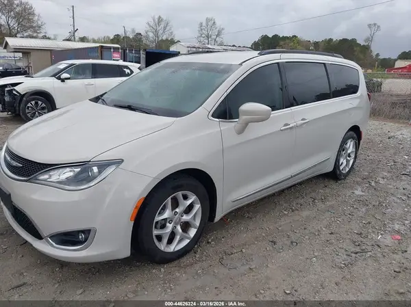 2C4RC1BG5HR635084 2017 CHRYSLER PACIFICA - Image 2