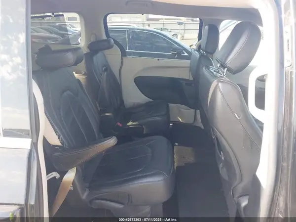 2C4RC1BG5HR683457 2017 CHRYSLER PACIFICA - Image 8