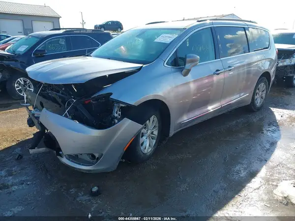 2C4RC1BG5HR684236 2017 CHRYSLER PACIFICA - Image 2