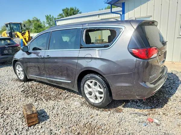 2C4RC1BG5HR684527 2017 CHRYSLER PACIFICA - Image 2