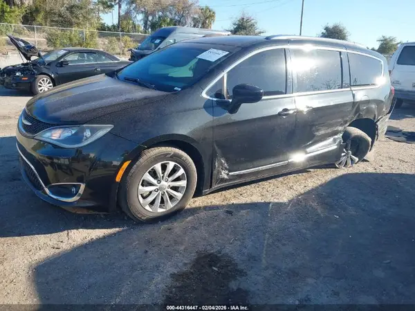 2C4RC1BG5JR110435 2018 CHRYSLER PACIFICA - Image 2