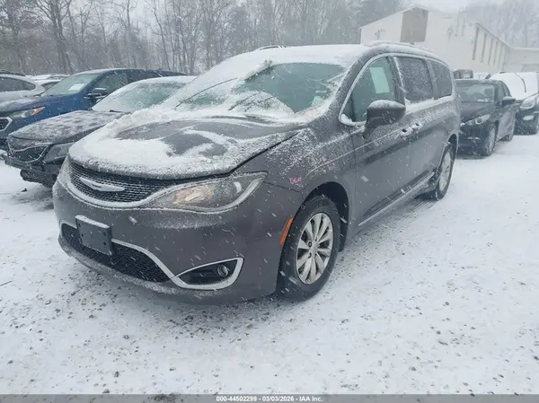 2C4RC1BG5JR121984 2018 CHRYSLER PACIFICA - Image 2
