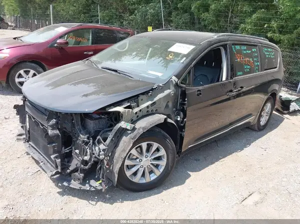 2C4RC1BG5JR143970 2018 CHRYSLER PACIFICA - Image 2
