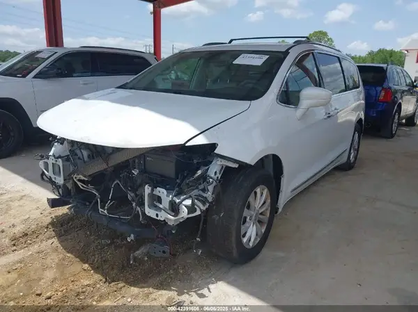 2C4RC1BG5JR148733 2018 CHRYSLER PACIFICA - Image 2