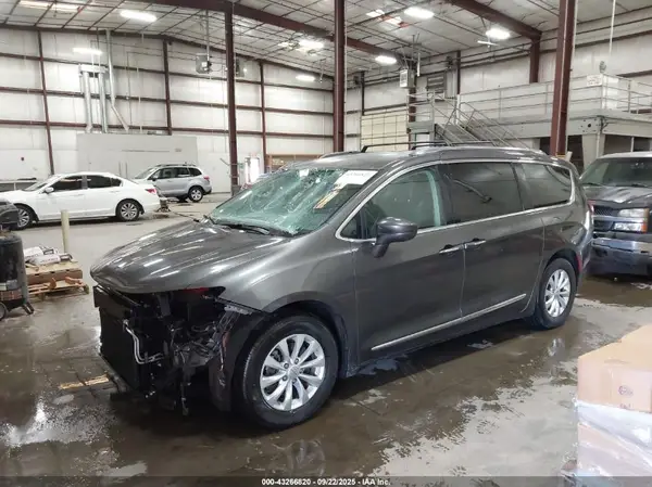 2C4RC1BG5JR185801 2018 CHRYSLER PACIFICA - Image 2