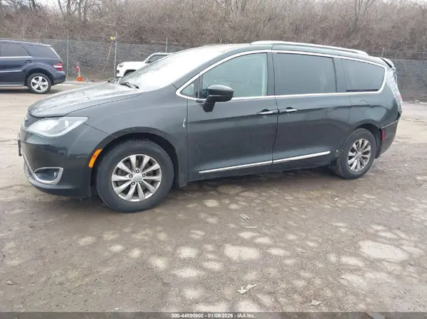 2C4RC1BG5JR252249 2018 CHRYSLER PACIFICA - Image 2
