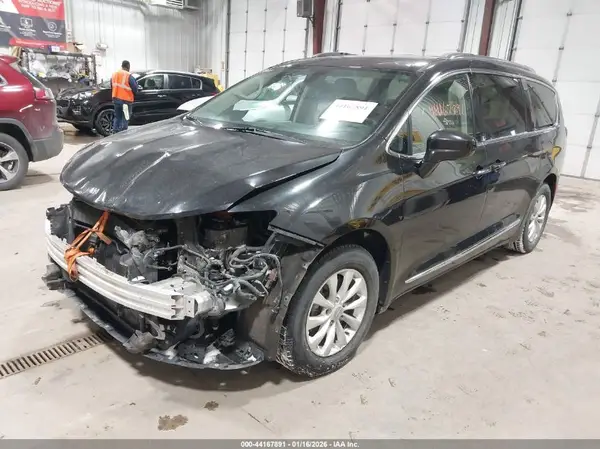 2C4RC1BG5JR277197 2018 CHRYSLER PACIFICA - Image 2