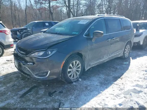 2C4RC1BG5JR290564 2018 CHRYSLER PACIFICA - Image 2