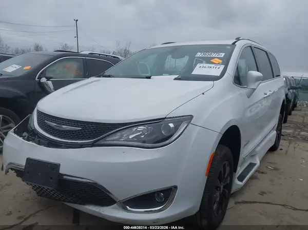 2C4RC1BG5JR305743 2018 CHRYSLER PACIFICA - Image 2