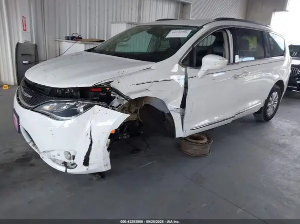 2C4RC1BG6HR523426 2017 CHRYSLER PACIFICA - Image 2