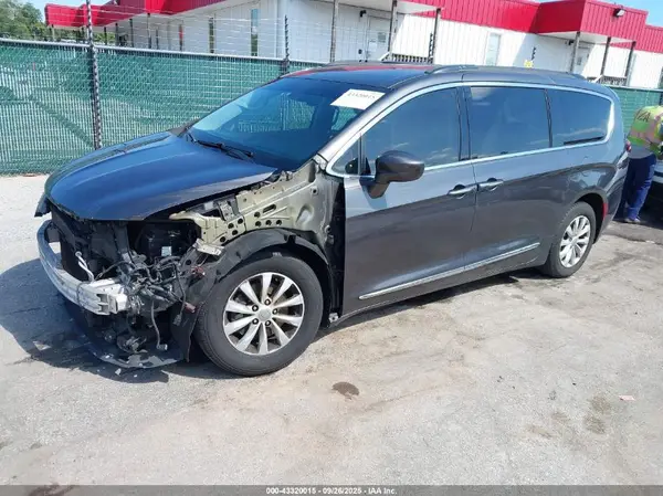 2C4RC1BG6HR540713 2017 CHRYSLER PACIFICA - Image 2